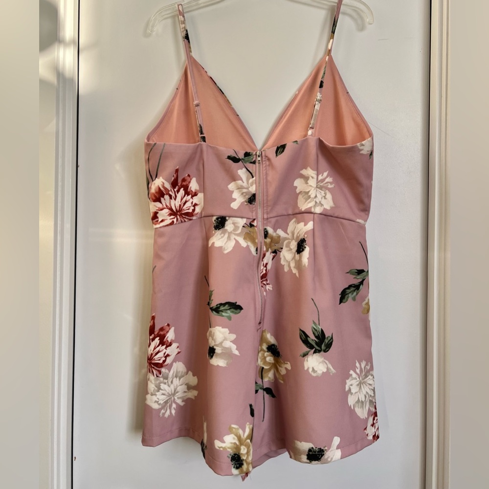 [Free add on item] Floral strappy front wrap romper - Picture 2 of 7